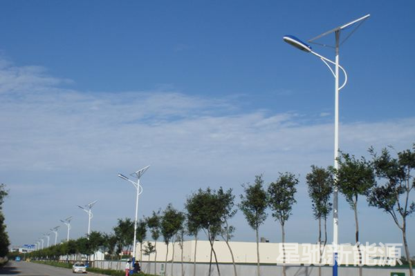 太陽能路燈批發(fā)價格8米高多少錢一套