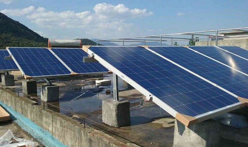 安裝在房頂上的太陽能發(fā)電系統(tǒng)