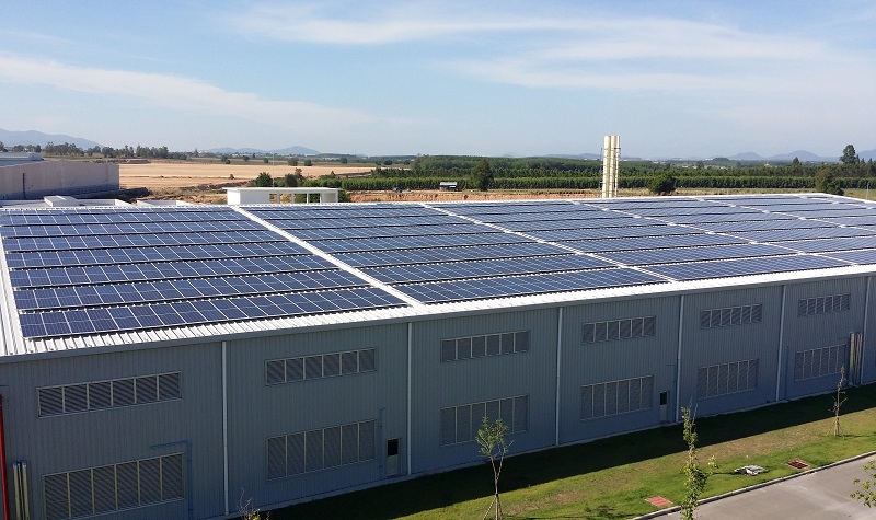 工廠安裝的太陽能發(fā)電系統(tǒng)